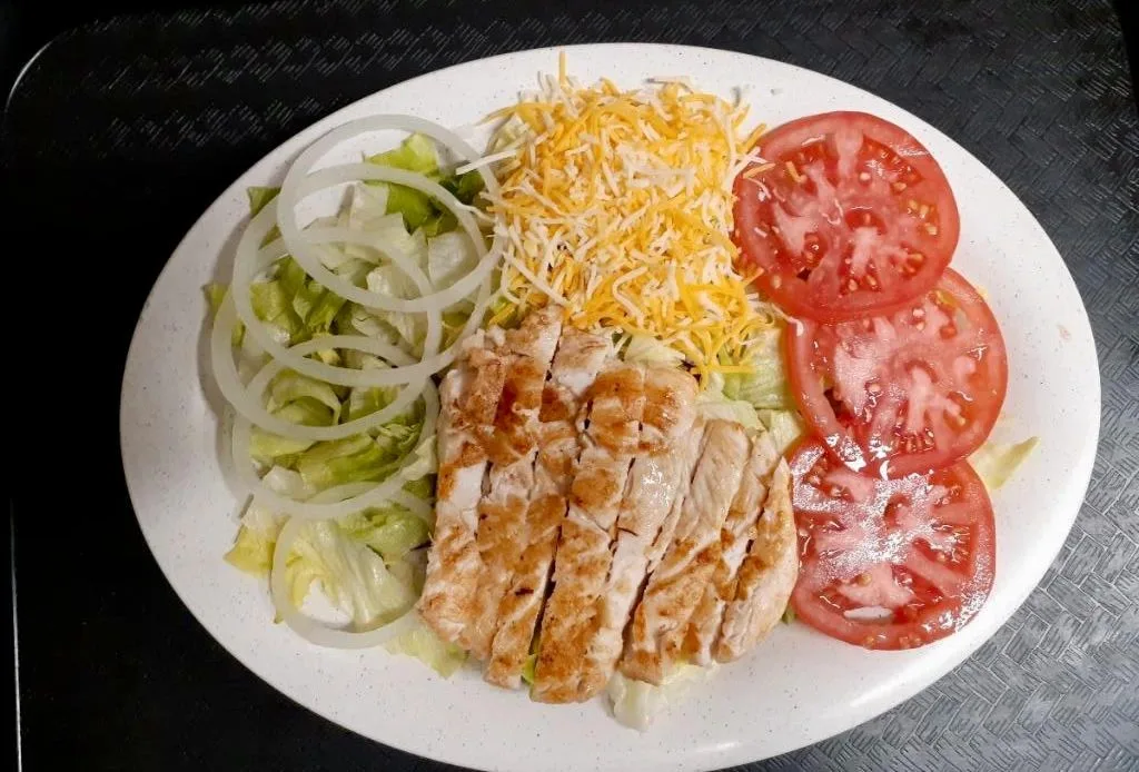 Grilled chicken salad from Pete’s official website